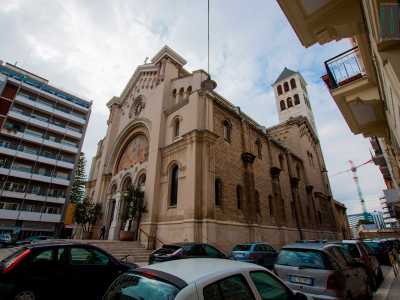 Su tutta la struttura domina poi l�alto campanile a pianta quadrata